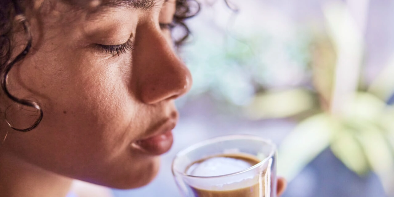 Une femme savoure un espresso