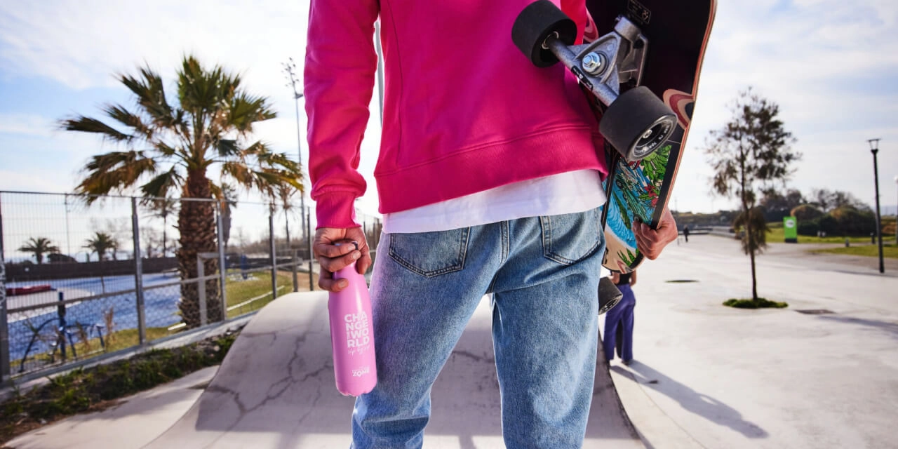 Skater mit Flasche und Skateboard